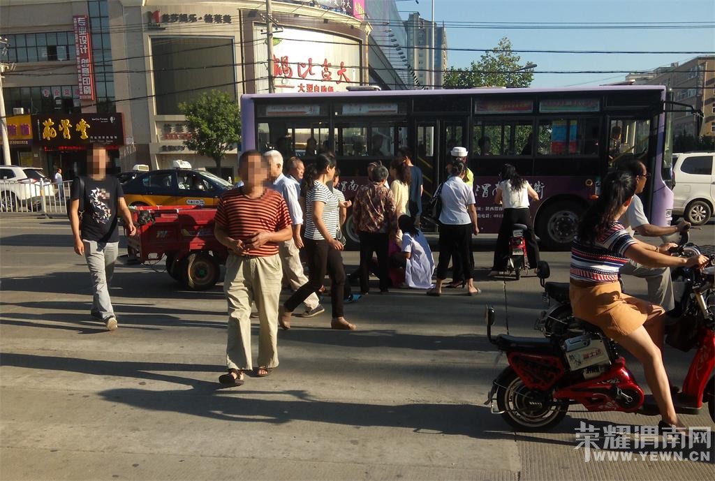 ������ĳ���·�ͳ��ֳ��������ƴ�ү�ﳵ�Ѵ����ײ�ˣ�