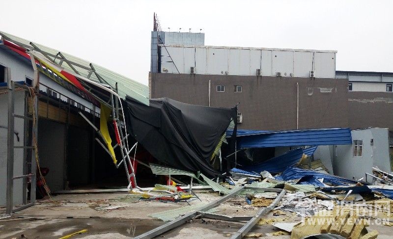 凌晨时分,渭南一商场保安被打伤。新建门面被