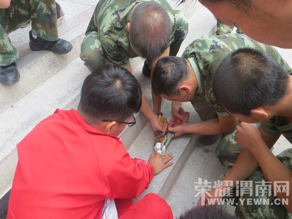 蒲城桥山中学一学生手被塑料指环卡住 还好手
