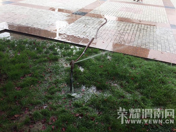 渭南中心广场的水管子可以洗澡了,快来看看