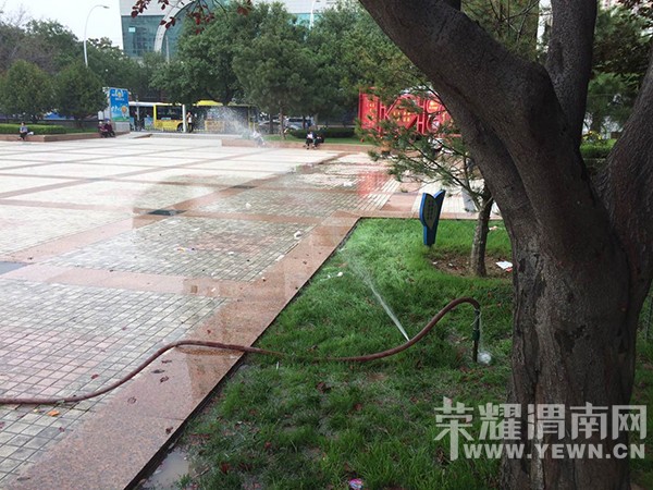 渭南中心广场的水管子可以洗澡了,快来看看