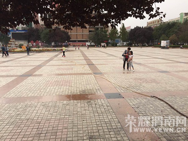 渭南中心广场的水管子可以洗澡了,快来看看