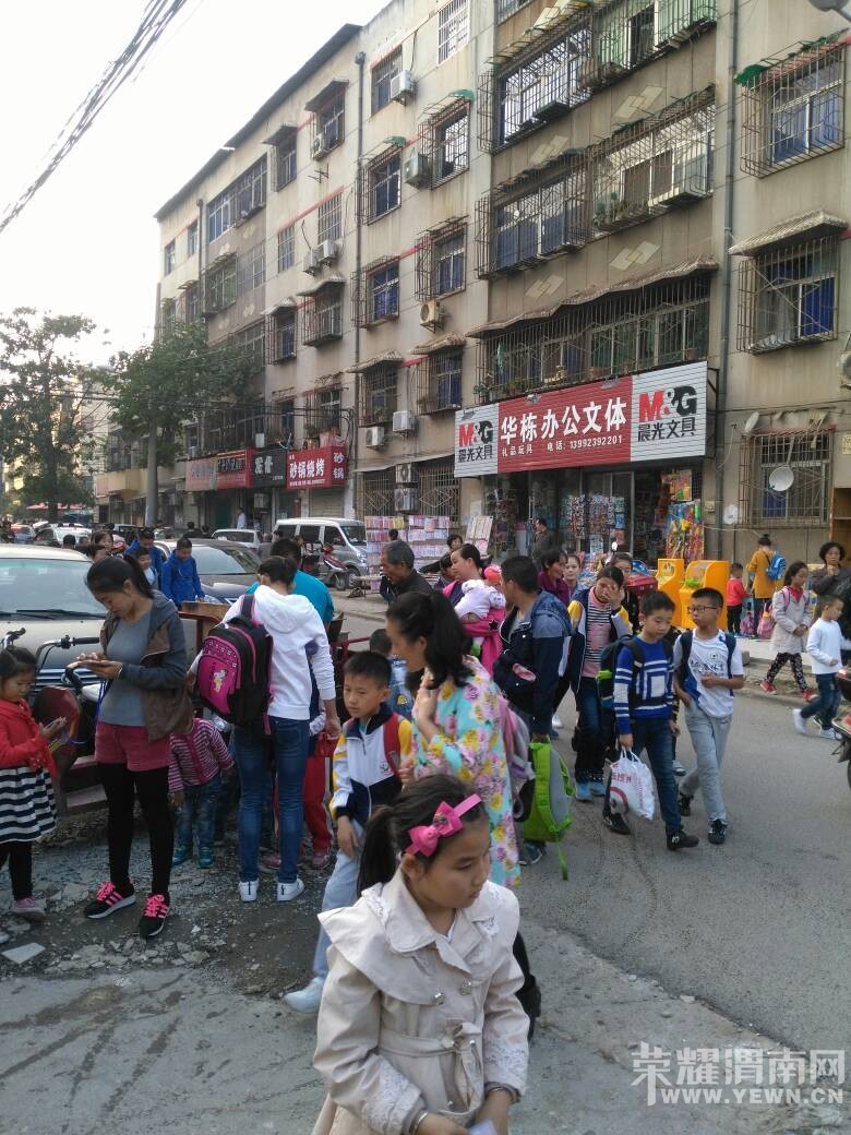 ���Ͼ�·����һ��ѧ�ͳ�������ӣ�ǿ��Ҫ��ʱ������