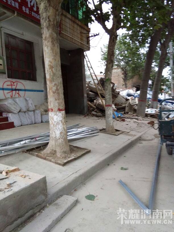  �ϳ��ֻ��������ڲ𷿣�������������ע�ⰲȫ