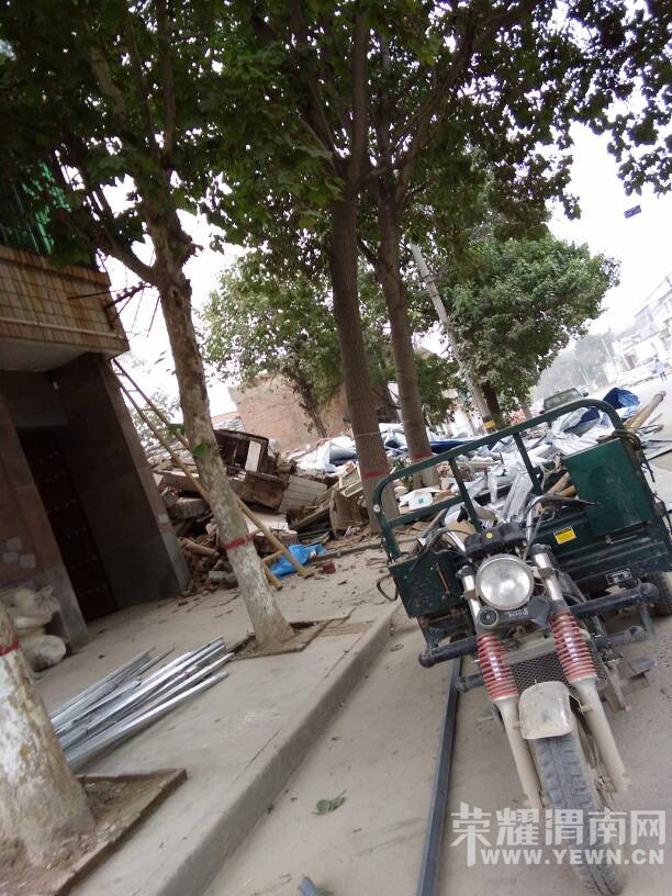  �ϳ��ֻ��������ڲ𷿣�������������ע�ⰲȫ