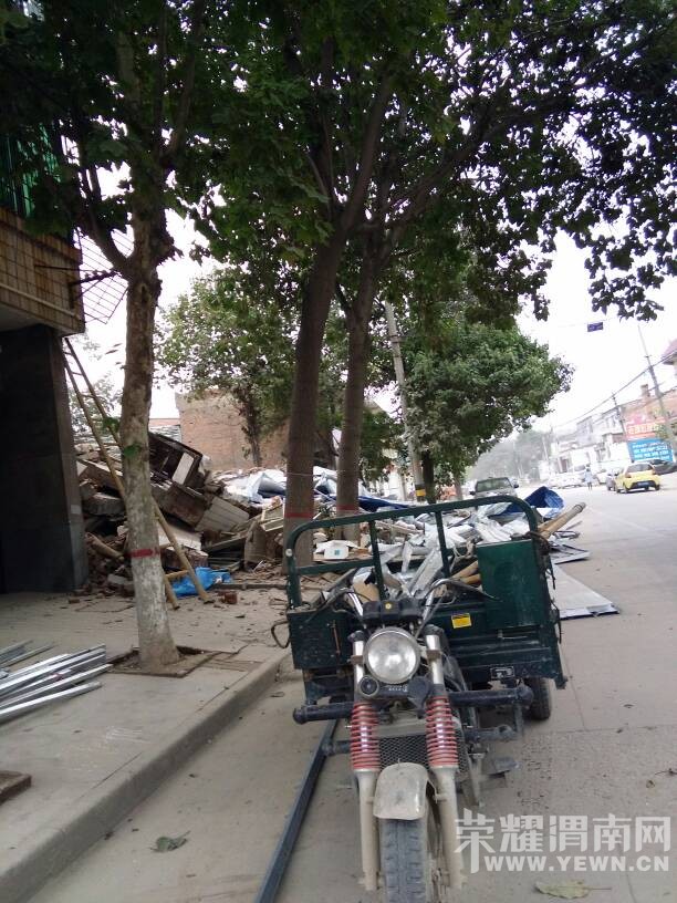  �ϳ��ֻ��������ڲ𷿣�������������ע�ⰲȫ