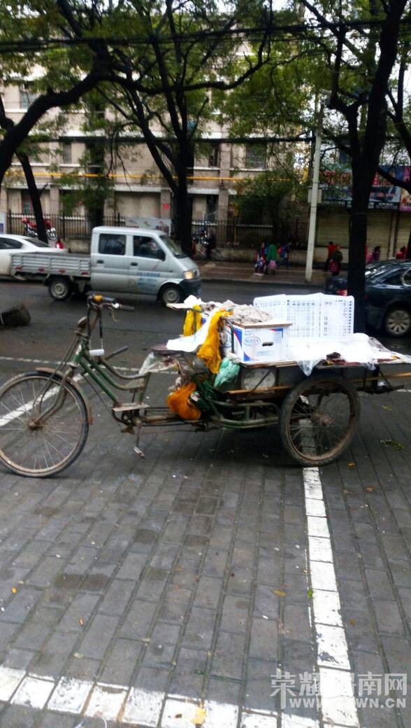 ����Сѧ�ſڳ�λ������û���˹ܣ�һ������ռ������λ