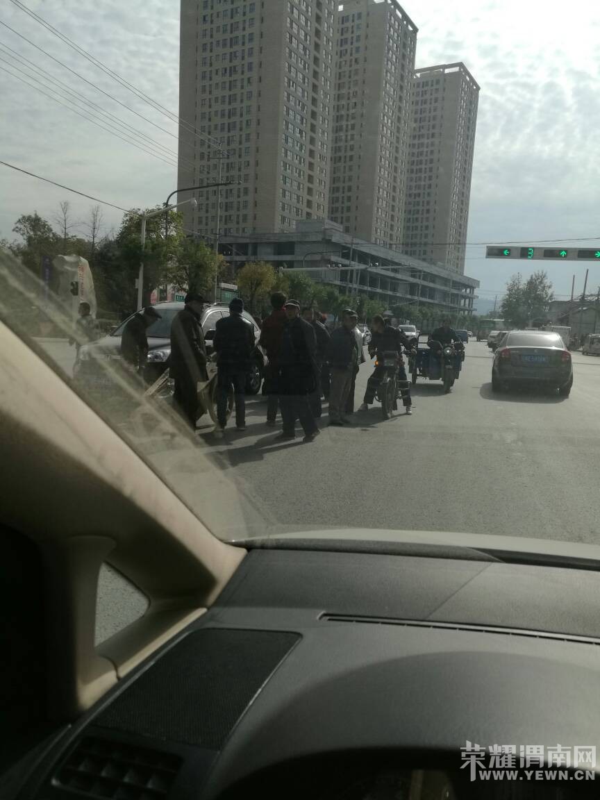 �����ֶ���·ʮ�֣�һ����ɫCRV��һ��̫̫ײ���ˣ�