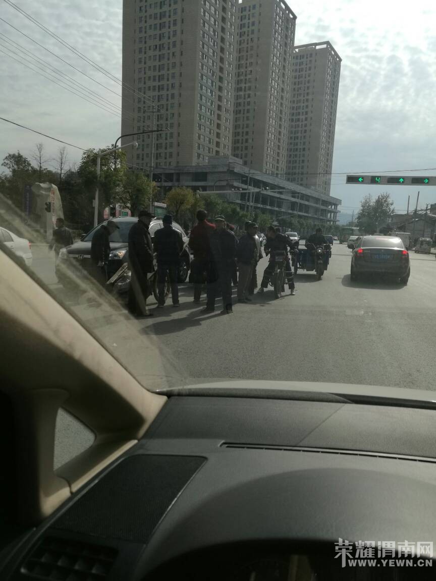 �����ֶ���·ʮ�֣�һ����ɫCRV��һ��̫̫ײ���ˣ�