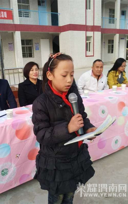 μ��ѧ�׷�־Ը��������й��˱�μ�Ͽ�������˾Ϊ���ض�ͯ��ȥ��ů