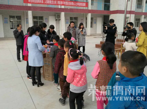 μ��ѧ�׷�־Ը��������й��˱�μ�Ͽ�������˾Ϊ���ض�ͯ��ȥ��ů