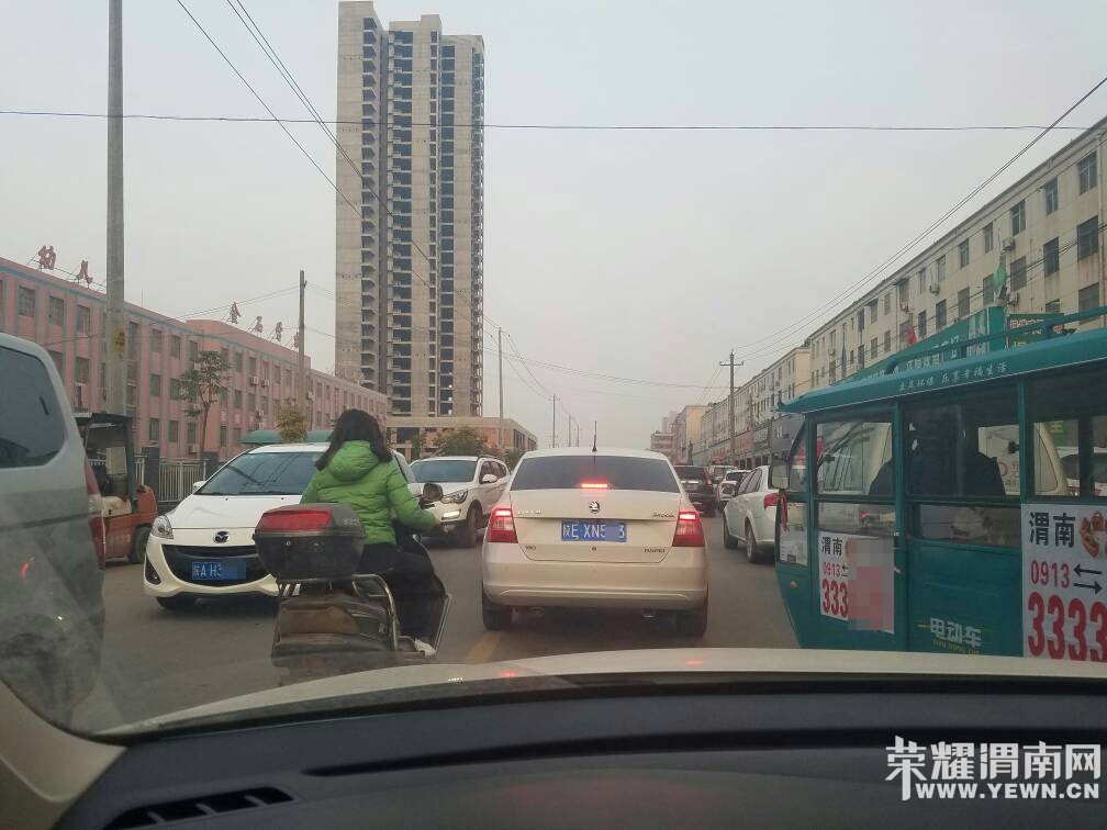 ����·��ʯѧУ�ſ�ÿ�������ѧ���£��������жӽ�������ͣ�ҷţ�