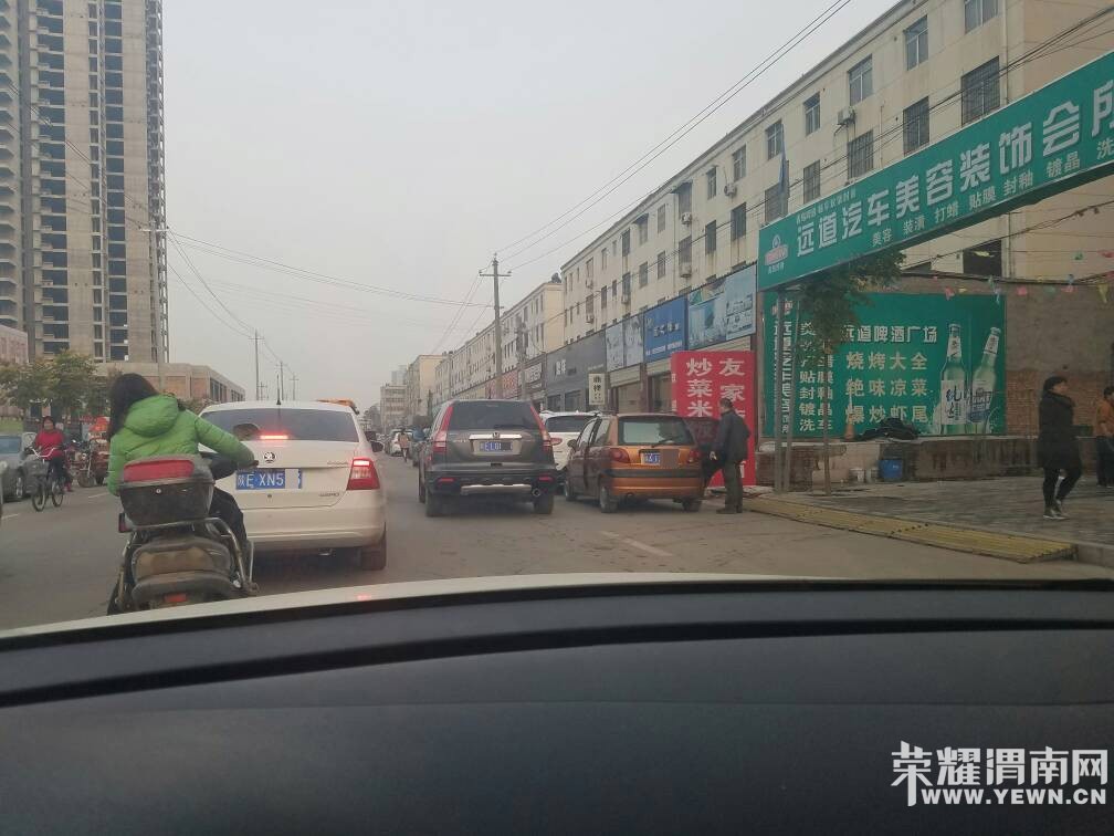 ����·��ʯѧУ�ſ�ÿ�������ѧ���£��������жӽ�������ͣ�ҷţ�