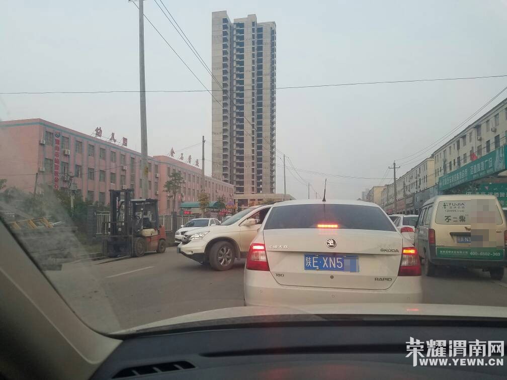 ����·��ʯѧУ�ſ�ÿ�������ѧ���£��������жӽ�������ͣ�ҷţ�