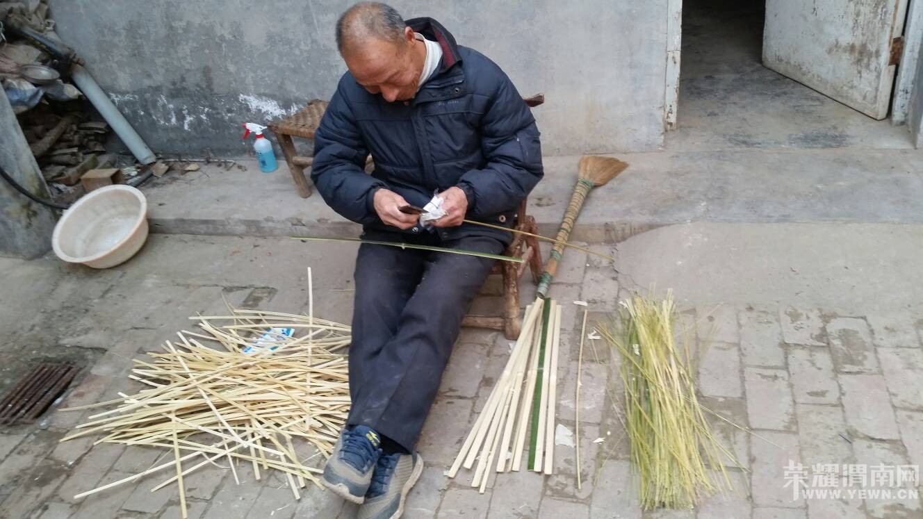 西安霸桥狄寨原,孙家沟村用竹篞编灯笼的老人