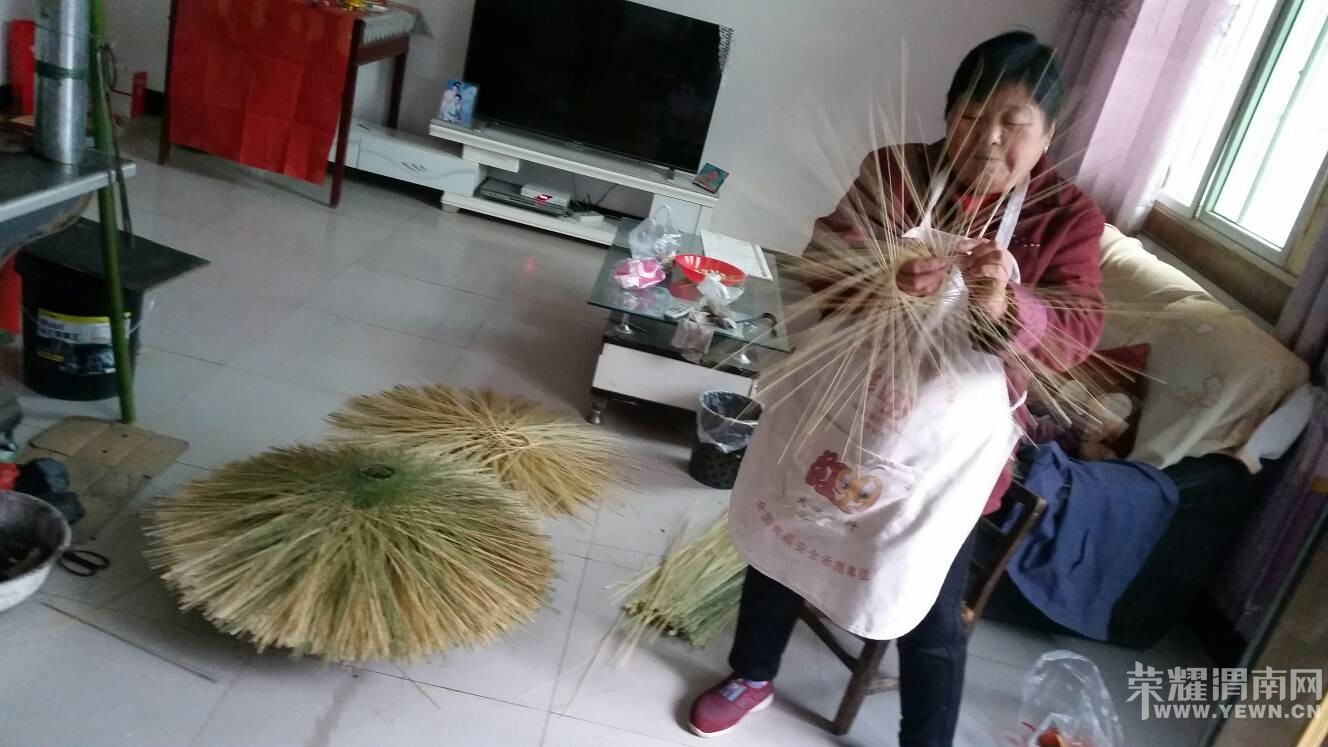 西安霸桥狄寨原,孙家沟村用竹篞编灯笼的老人