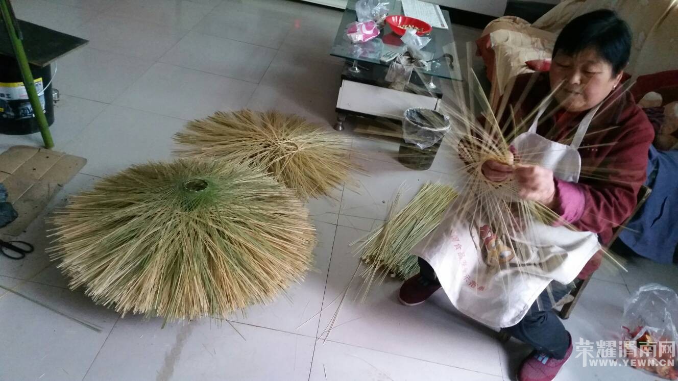 西安霸桥狄寨原,孙家沟村用竹篞编灯笼的老人