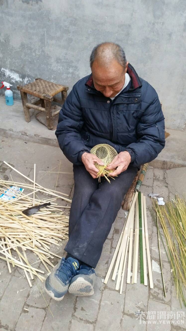 西安霸桥狄寨原,孙家沟村用竹篞编灯笼的老人