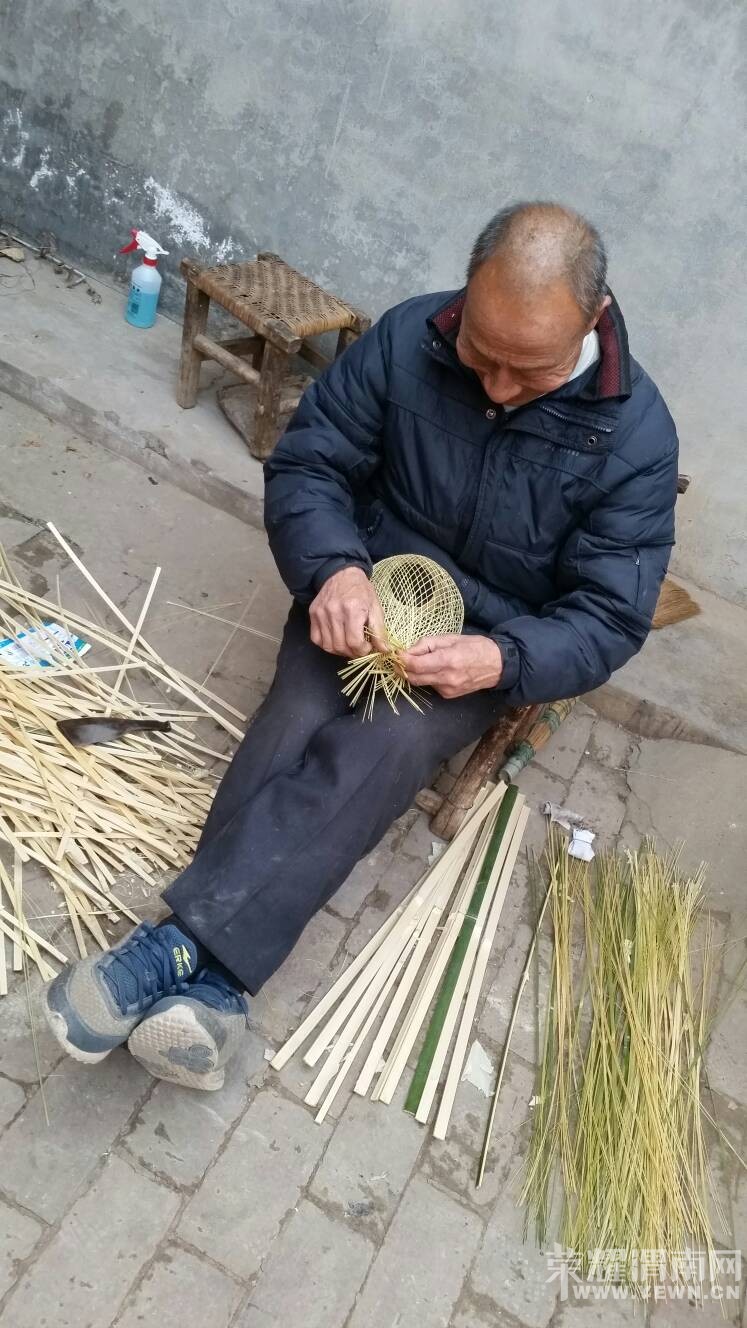 西安霸桥狄寨原,孙家沟村用竹篞编灯笼的老人