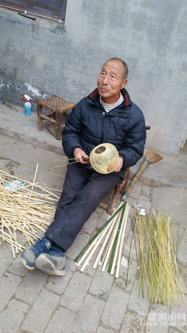 西安霸桥狄寨原,孙家沟村用竹篞编灯笼的老人