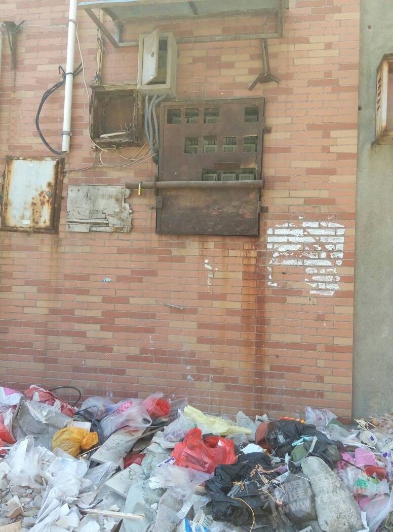 各种垃圾一块混堆挡路,现在插电卡都成了问题