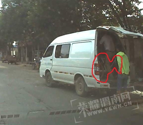 这个面包车拉了一车的共享单车,不知道是运营