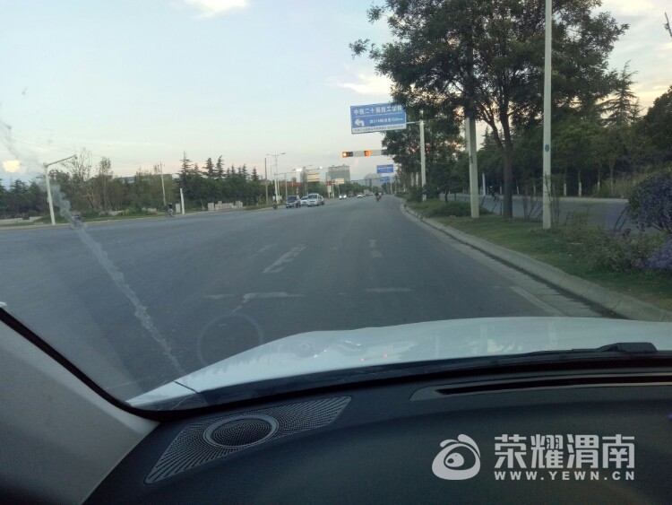 从渭富桥过来,渭清路第一个红绿灯的人形行道