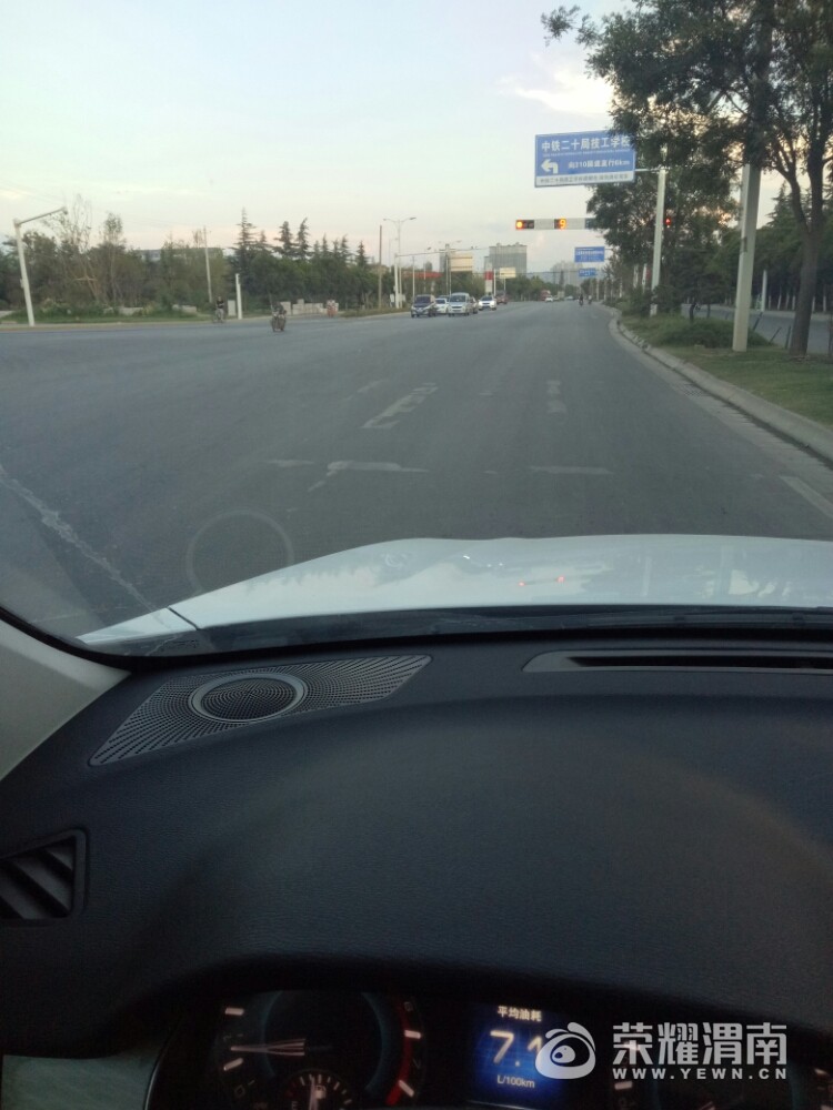 从渭富桥过来,渭清路第一个红绿灯的人形行道