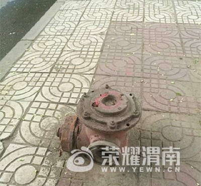 站北路的公路桥路段发现这样一个消防栓,不知