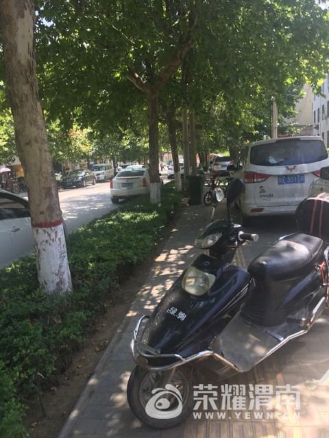 宣化路现在变成停车场,车辆小贩占道行人出行