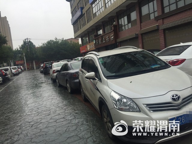 小寨小学十字东北角,这么多车乱停乱放,堵住正