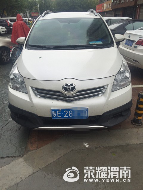 小寨小学十字东北角,这么多车乱停乱放,堵住正