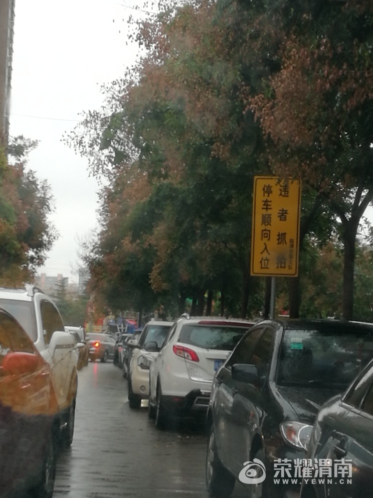 西五路政府小区门口堵车严重,有些车主还随意