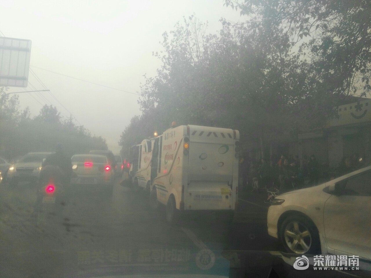 民生街早高峰交警辛苦了,洒水车、清扫车,电动