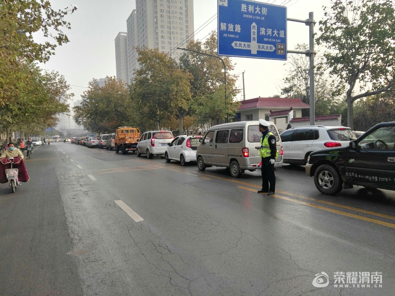 民生街早高峰交警辛苦了,洒水车、清扫车,电动
