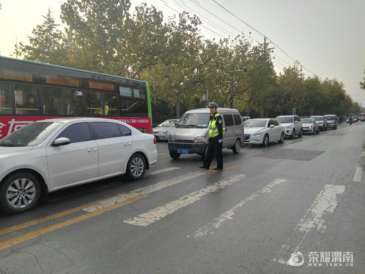 民生街早高峰交警辛苦了,洒水车、清扫车,电动