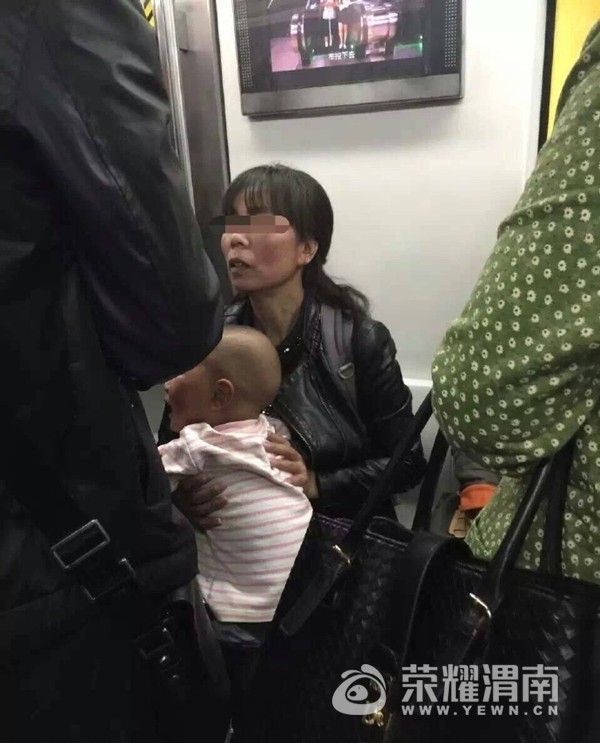 怀中幼童狂哭,自称奶奶的人怎么安抚都无效,你