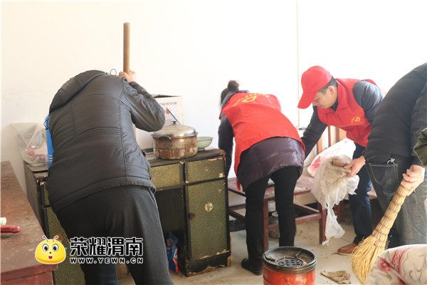 潼关县创建办开展寒冬送温暖 关爱贫困户志愿