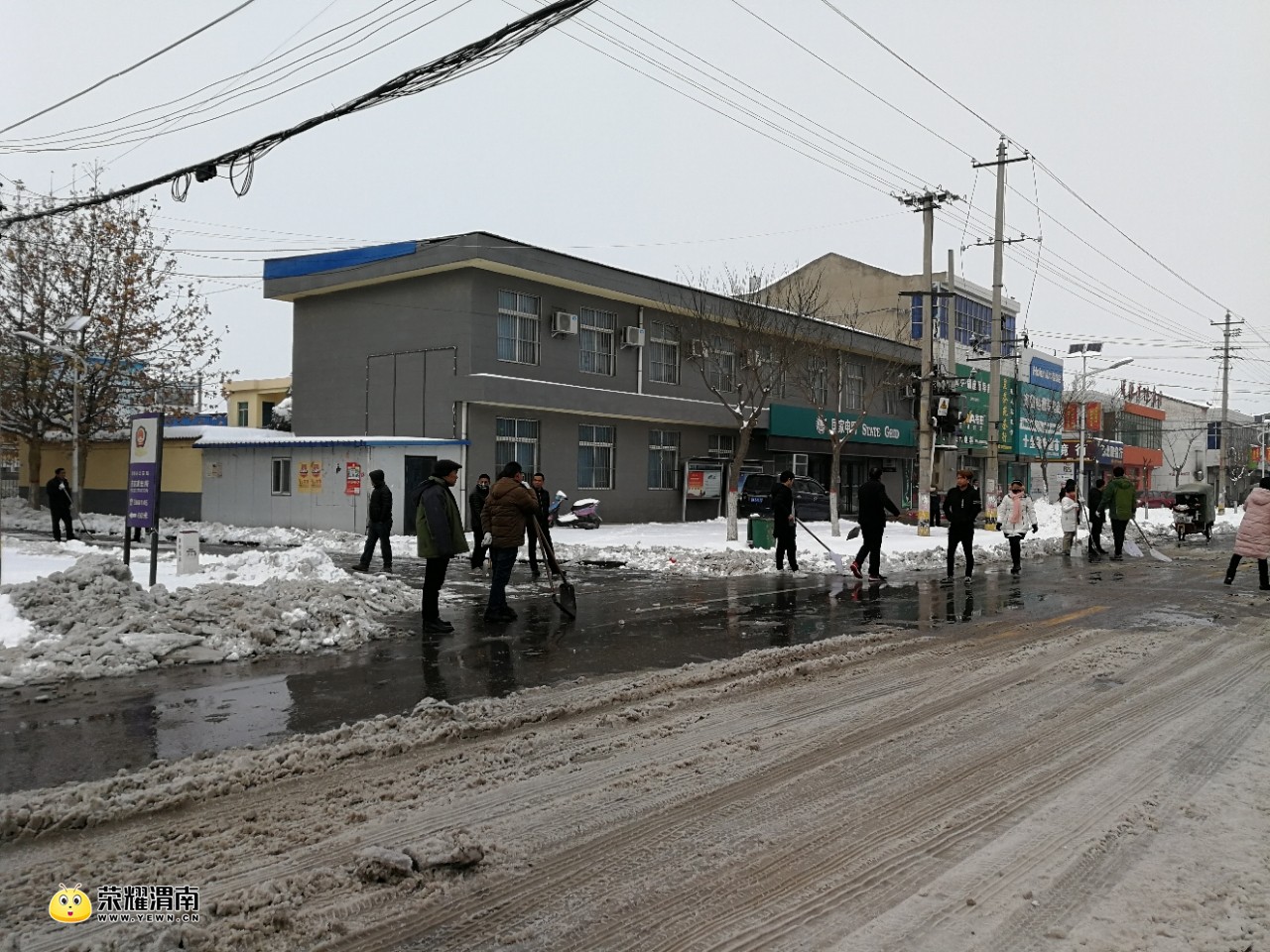 上午我们也参与铲雪的活动中,出一身汗铲一段