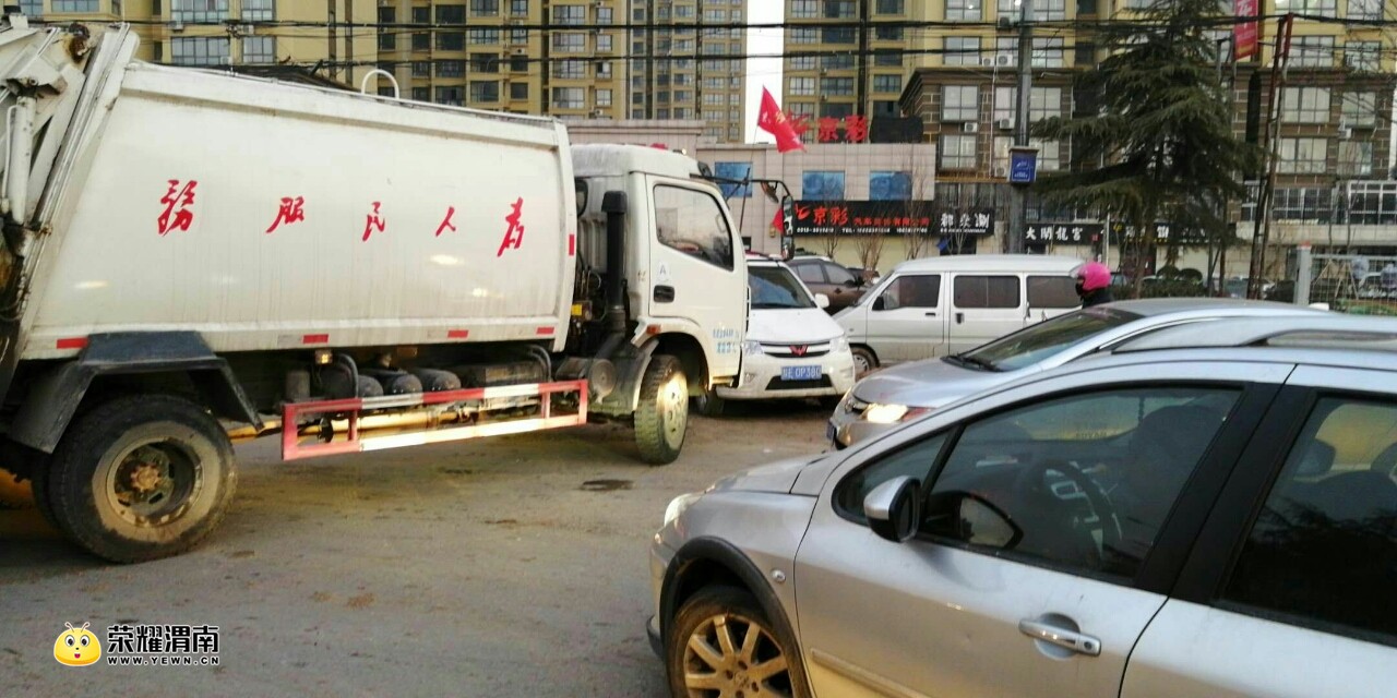 你开的环卫车就很牛,你把车停在路中间合适吗