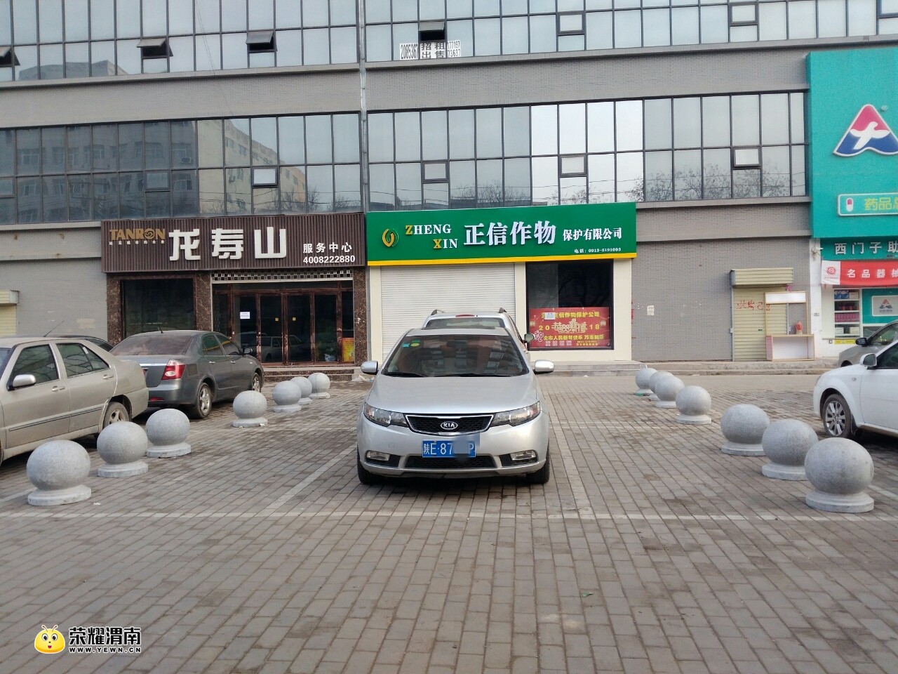 粮贸小区楼前的车位被商铺强占,两排石墩子就