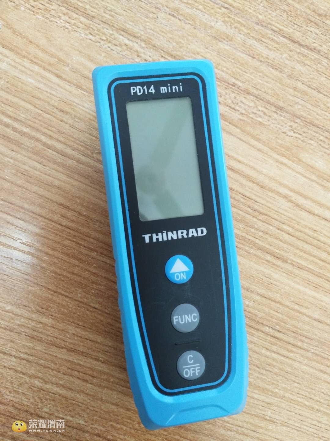 这三位乘客,你们把测距仪落在出租车上了!