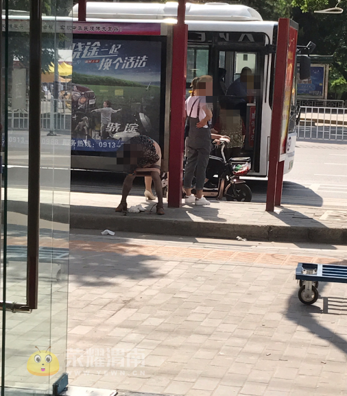 一成年女子竟然在公交站牌处大便,是有多着急都来不及