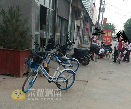 三张街道的学生娃骑着小蓝上下学,不知家长是