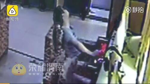 大学生在网吧写论文猝死,大家觉得网吧是否该