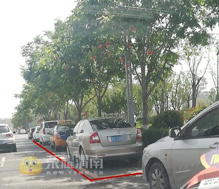 渭南市政府东门口的出租车停车位都叫私家车给