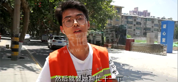 暖心,渭南一大学生心疼做环卫工的妈妈,主动帮