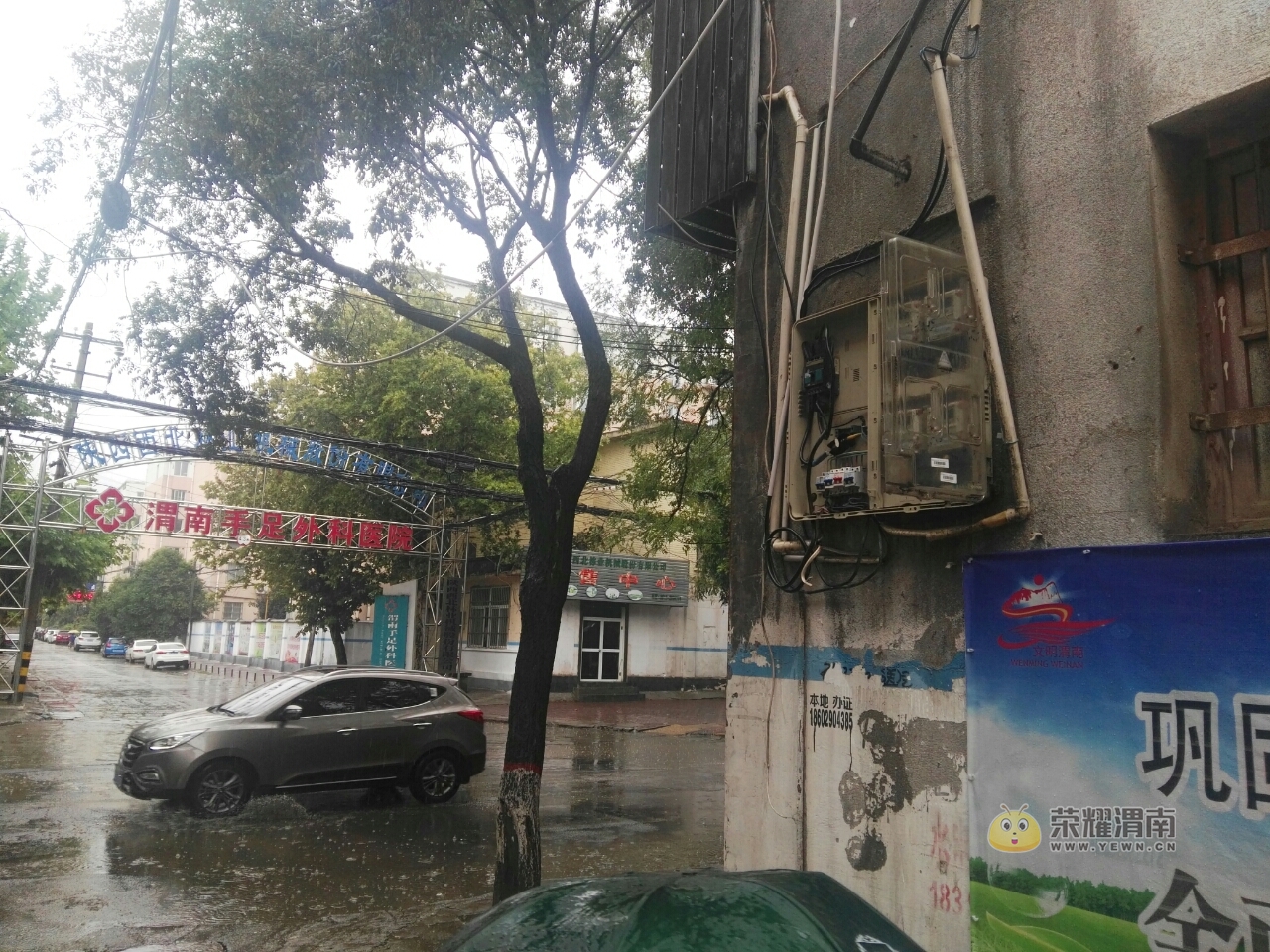 老城林机厂对面巷子口的这个电表箱裸露外面,有点危险
