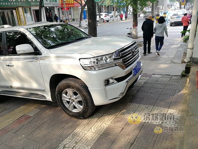 老城医院旁商铺门口被人乱停车,堵着门口出行