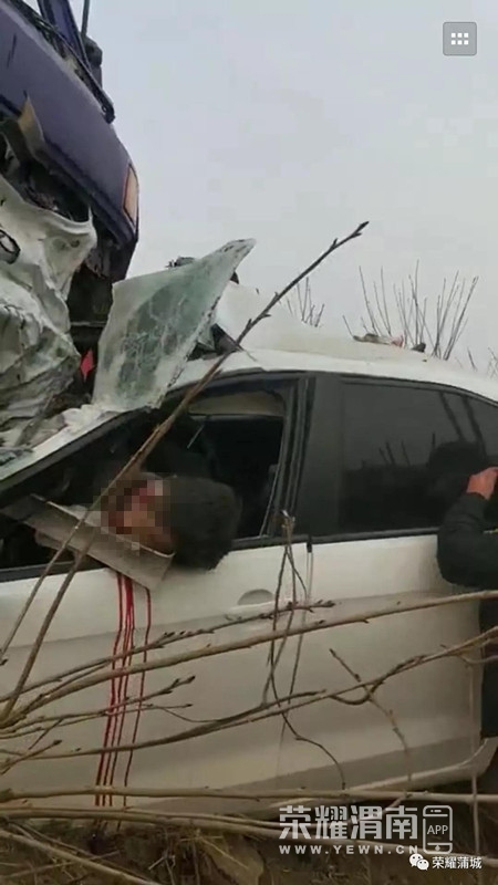 昨日下午蒲城兴镇附近突发车祸,货车与轿车相